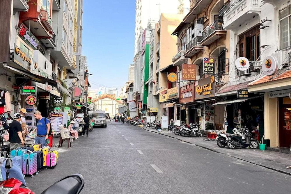 Nguyen An Ninh Street is an area that concentrates many different Halal food stalls where customers can find their favorite dishes